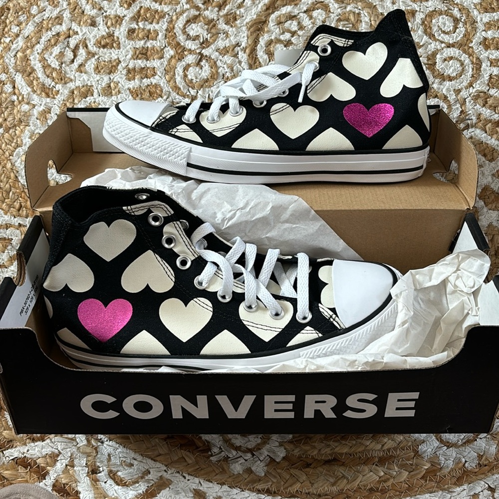NWT black & white heart Converse high tops with pink metallic 💗details size 9